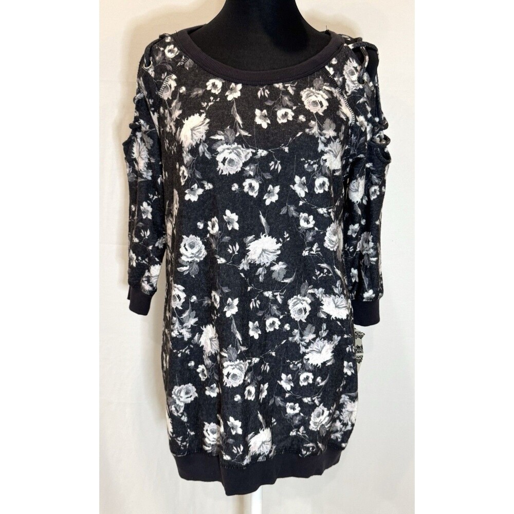 Women’s Medium Gray & White Floral Pullover Cold Shoulder Sweater by Eyeshadow